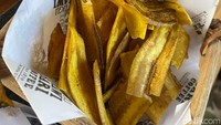 Menariknya, sandwich di sini disajikan bukan dengan kentang goreng, akan tetapi dengan keripik pisang yang gurih. Foto: detikFood