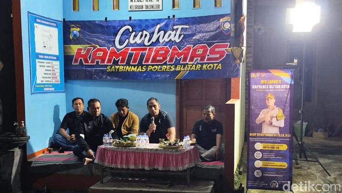 Curhat kamtibmas di Pos Kamling Tanjungsari, Sukorejo Kota Blitar.