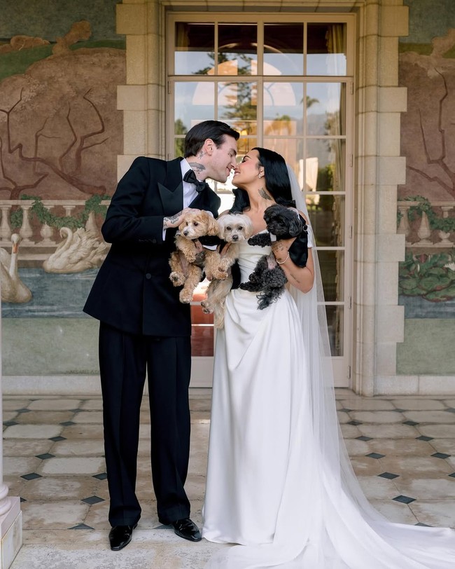 Jutes melamar Demi pada Desember 2023 dengan cincin pertunangan berdesain pear-shaped berukuran besar, tepat setahun setelah keduanya mulai berkencan. Foto: Instagram/@ddlovato @vogueweddings @josevilla