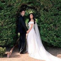 Pelantun lagu ‘Cool for the Summer’ ini tampil memukau dalam balutan gaun off-the-shoulder rancangan Vivienne Westwood, desainer asal Inggris yang dikenal dengan estetika dramatis dan siluet penuh statement. Foto: Instagram/@ddlovato @vogueweddings @josevilla