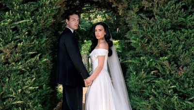 7 Potret Cantik Demi Lovato Jadi Pengantin, Gaun Simple Tapi Mewah