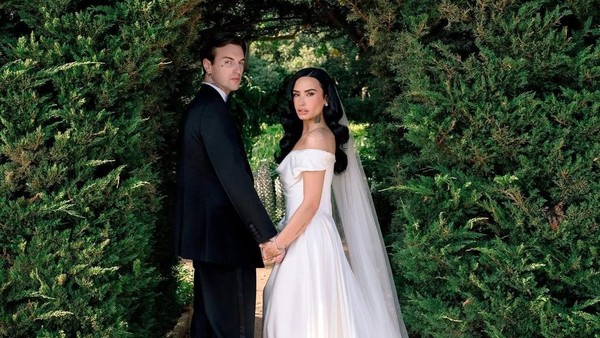 7 Potret Cantik Demi Lovato Jadi Pengantin, Gaun Simple Tapi Mewah