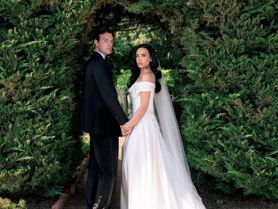 7 Potret Cantik Demi Lovato Jadi Pengantin, Gaun Simple Tapi Mewah