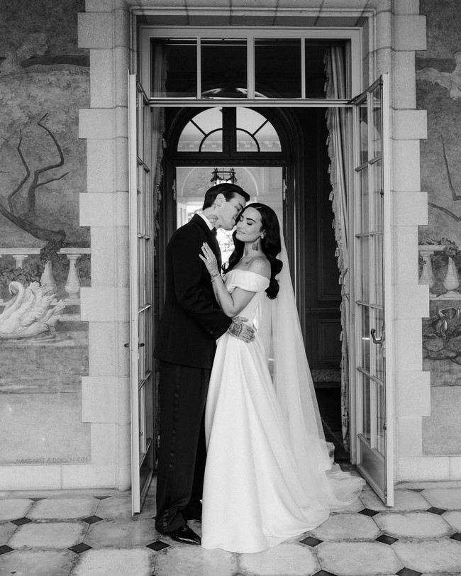 Untuk menyempurnakan penampilannya di altar, Demi menambahkan veil tulle gaya cathedral yang dramatis, menata rambutnya dalam gelombang klasik ala Old Hollywood, dan memilih riasan wajah yang natural dan timeless. Foto: Instagram/@ddlovato @vogueweddings @josevilla