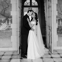 Untuk menyempurnakan penampilannya di altar, Demi menambahkan veil tulle gaya cathedral yang dramatis, menata rambutnya dalam gelombang klasik ala Old Hollywood, dan memilih riasan wajah yang natural dan timeless. Foto: Instagram/@ddlovato @vogueweddings @josevilla