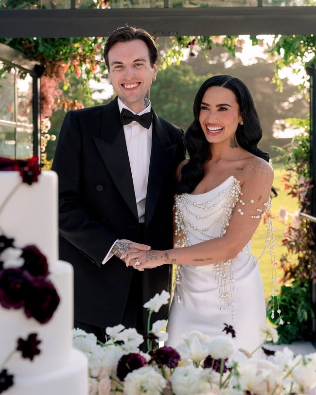 Gaun ini terinspirasi dari era golden age of cinema, memberi kesan glamor vintage yang begitu menawan. Foto: Instagram/@ddlovato @vogueweddings @josevilla