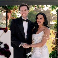 Gaun ini terinspirasi dari era golden age of cinema, memberi kesan glamor vintage yang begitu menawan. Foto: Instagram/@ddlovato @vogueweddings @josevilla