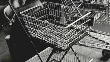 Lelah melihat pelanggan kesusahan dengan keranjang berat, pemilik supermarket Sylvan Goldman pada tahun 1937 punya ide cemerlang. Terinspirasi kursi lipat, ia menciptakan keranjang belanja beroda pertama. Awalnya, pembeli ragu, jadi Goldman menyewa model untuk memamerkan kemudahannya. Tak lama, penemuan sederhana ini merevolusi cara kita berbelanja, mengubah tata letak toko, dan mendorong lebih banyak pembelian. Inovasi Goldman tak hanya memudahkan belanja tetapi juga menjadi ikon ritel global yang kita gunakan hingga kini. Foto: Boredpanda