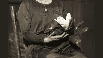 Pada 1924, Helen Keller, tuli dan buta, mendengar Simfoni Kesembilan Beethoven dengan meletakkan tangan di radio. Getaran menjadi lautan suara yang menyentuh jiwanya. Ia merasakan setiap instrumen, bahkan suara malaikat dalam Ode to Joy. Ini bukan pendengaran biasa, melainkan koneksi mendalam dengan musik di hatinya. Mengingat Beethoven juga tuli, Keller takjub pada semangatnya yang menciptakan kegembiraan dari penderitaan. Pengalamannya membuktikan seni tak terbatas dan jiwa manusia dapat merasakan keindahan melampaui kata-kata. Foto: Boredpanda