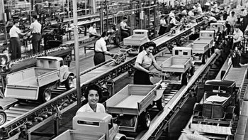 Pada tahun 1965, pabrik Tonka Toys di Minneapolis adalah jantung imajinasi masa kecil, menghasilkan truk baja ikonik yang tak lekang oleh waktu. Di dalamnya, jalur perakitan berdengung, mengubah baja menjadi kendaraan kuning cerah yang dicintai. Lebih dari sekadar pabrik, ini adalah tempat di mana keahlian Amerika bertemu efisiensi, melahirkan mainan yang dibuat untuk bertahan dan menciptakan kenangan abadi bagi generasi. Tonka bukan hanya mainan; itu adalah lambang daya tahan dan permainan kreatif. Foto: Boredpanda