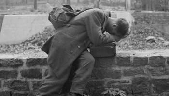 Pulang dari Perang Dunia II pada 1947, seorang tentara Jerman mendapati Frankfurt hancur lebur. Rumahnya hanya tumpukan puing, simbol pedih kehancuran perang. Lebih menyakitkan, istri dan anak-anaknya telah tiada, meninggalkan kekosongan dan duka mendalam. Kisahnya mewakili ribuan orang yang kembali ke kota mati dan keluarga yang hilang, menghadapi kenyataan pahit membangun kembali hidup dari abu. Kepulangannya bukan sukacita, melainkan awal dari perjuangan di tengah keputusasaan Jerman pascaperang. Foto: Boredpanda