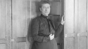 Dari pembantu rumah tangga menjadi bintang astronomi! Williamina Fleming, seorang imigran Skotlandia yang ditinggalkan suaminya, secara tak terduga diberi kesempatan oleh Edward Pickering di Harvard College Observatory. Tanpa pelatihan formal, ia memimpin tim Harvard Computers, mengklasifikasikan lebih dari 10.000 bintang, menemukan puluhan nebula dan nova, serta menciptakan sistem klasifikasi bintang yang masih digunakan. Kisahnya membuktikan bahwa kecemerlangan tak kenal batas, menginspirasi bahwa siapa pun dapat mengubah cara kita memandang alam semesta. Foto: Boredpanda