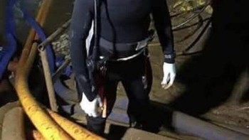 Ini adalah foto terakhir Saman Kunan, mantan SEAL Angkatan Laut Thailand berusia 38 tahun yang memberikan nyawanya selama penyelamatan berani dua belas anak laki-laki yang terjebak di dalam gua yang banjir di Thailand. Ketika dia mengetahui bahwa anak laki-laki kehabisan oksigen, dia membuat pilihan terakhir—meninggalkan persediaannya sendiri untuk memberi mereka kesempatan yang lebih baik untuk bertahan hidup, dan berangkat untuk membawa lebih banyak. Tragisnya, dia tidak pernah berhasil kembali. Keberanian dan pengorbanannya membantu membuka jalan bagi penyelamatan anak laki-laki itu—dan dia dikenang sebagai pahlawan sejati. Foto: Boredpanda