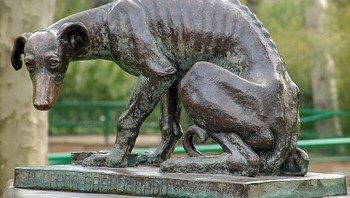 Di sebuah jalan di Barcelona, patung Anjing Terlantar karya Artur Aldomà Puig memukau pejalan kaki. Bukan sekadar batu, mata patung anjing ini memancarkan harapan dan kesedihan mendalam, mewakili semua anjing yang ditinggalkan. Di sebelahnya, puisi sang seniman menggemakan pesan cinta tanpa syarat dan kesetiaan yang terlupakan. Patung ini menjadi pengingat pedih akan tanggung jawab kita terhadap makhluk setia, mengundang refleksi dan air mata bagi mereka yang melihatnya. Ini adalah pahatan tentang hati nurani. Foto: Boredpanda