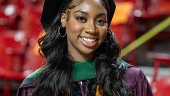 Seorang remaja Chicago bernama Dorothy Jean Tillman menjadi orang termuda di dunia yang memperoleh gelar doktor PHD pada usia 17 tahun. Diakuliah di universitas pertamanya pada usia 10 tahun. Pada usia 14 tahun, Dorothy Jean Tillman telah memperoleh diploma asosiasi, gelar sarjana dan gelar master. Foto: Boredpanda