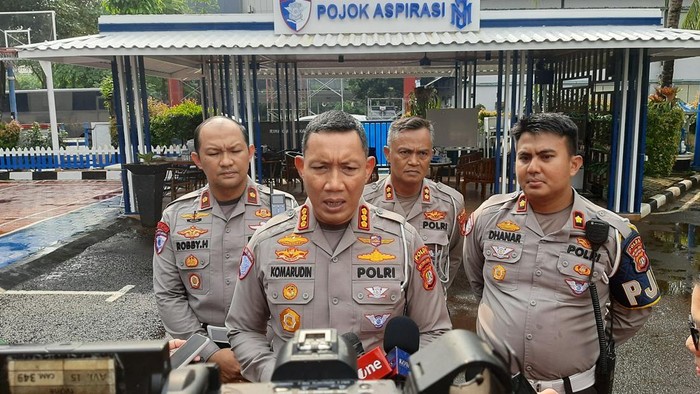 Dirlantas Polda Metro Jaya Kombes Komarudin (tengah depan). (Devi/detikcom)