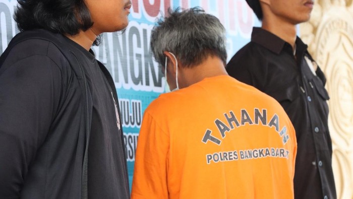 Dukun cabul saat ditetapkan tersangka pemerkosaan pasiennya di Bangka Barat.