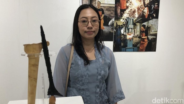 Empu Intan Anggun Pangestu bersama karyanya di pameran Reka Cipta #2: Lumur Wesi Aji, di Grha Budaya, Taman Budaya Embung Giwangan, Kota Jogja, Kamis (29/5/2025).
