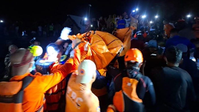 Evakuasi bocah Arfar (4) yang ditemukan tewas di perairan Kabupaten Jeneponto.