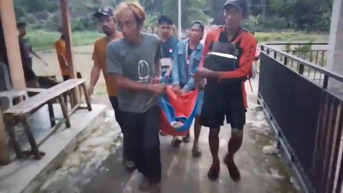 Evakuasi jasad pelajar SMP yang tenggelam di Sungai Cimandiri