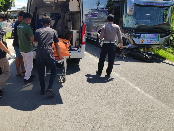 Evakuasi pemotor yang meninggal dunia usai menabrak bus pariwisata di Jalan Parangtritis, Bantul, Kamis (29/5/2025).