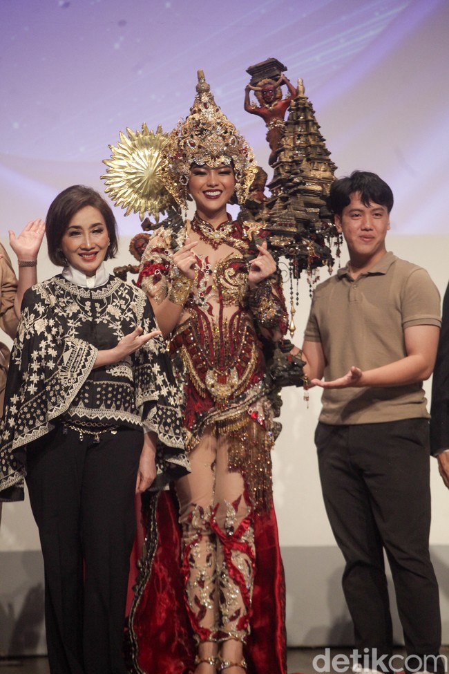 Kostum nasional Firsta terbuat dari busa hati seperti matras atau spons dalam bentuk candi. Sedangkan bajunya dari kain jaguar, serta kain motif wastra songket Palembang. Foto: Andhika Prasetia.
