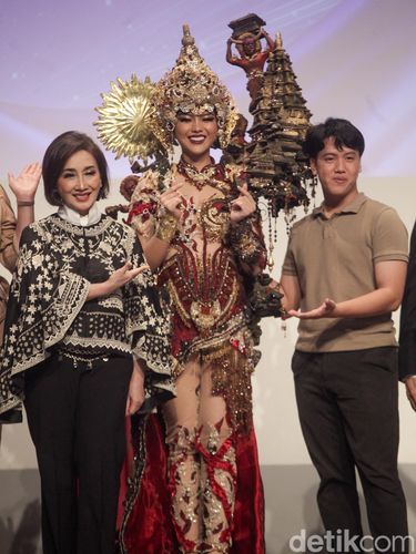 Puteri Indonesia 2025, Firsta Yufi Amarta Putri memperagakan busana dalam jumpa pers di Jakarta, Rabu (28/5/2025). Firsta siap mengharumkan nama Indonesia di ajang Miss Supranational 2025. Firsta akan mengusung kostum Roro Jonggrang dalam Miss Supranational 2025 rancangan Deni Arthara.