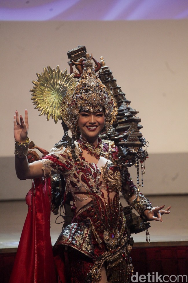 Deni menjelaskan ide di balik kostum tersebut datang dari dirinya, lalu didiskusikan bersama makeup artist Bubah Alfian. Saya yang kirim desainnya ke Bubah Alfian, kemudian kita satu pemikiran. Saya desain dulu sehingga kita padukan ide saya dan Bubah yang master mind-nya. jelasnya. Foto: Andhika Prasetia