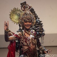 Deni menjelaskan ide di balik kostum tersebut datang dari dirinya, lalu didiskusikan bersama makeup artist Bubah Alfian. Saya yang kirim desainnya ke Bubah Alfian, kemudian kita satu pemikiran. Saya desain dulu sehingga kita padukan ide saya dan Bubah yang master mind-nya. jelasnya. Foto: Andhika Prasetia