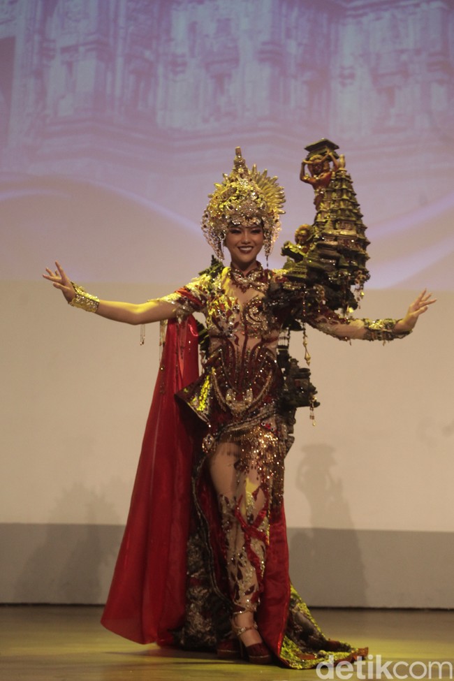 Puteri Indonesia 2025 Firsta Yufi Amartha Putri akan mewakili Indonesia di kontes kecantikan internasional, Miss Supranational 2025. Firsta akan memamerkan kostum nasional bertajuk Roro Jonggrang di Malopolska, Polandia, pada 9-28 Juni 2025. Dengan kepercayaan diri dan bakat yang dimiliki, Firsta siap bersaing dengan peserta lain dari lebih 80 negara. Yayasan Puteri Indonesia dan Mustika Ratu berharap Firsta dapat kembali membawa pulang mahkota utama. Mengikuti jejak keberhasilan Puteri Indonesia 2024 Harashta Haifa Zahra, yang telah membawa Indonesia ke puncak dunia dengan meraih gelar Miss Supranational 2024. Foto: Andhika Prasetia.