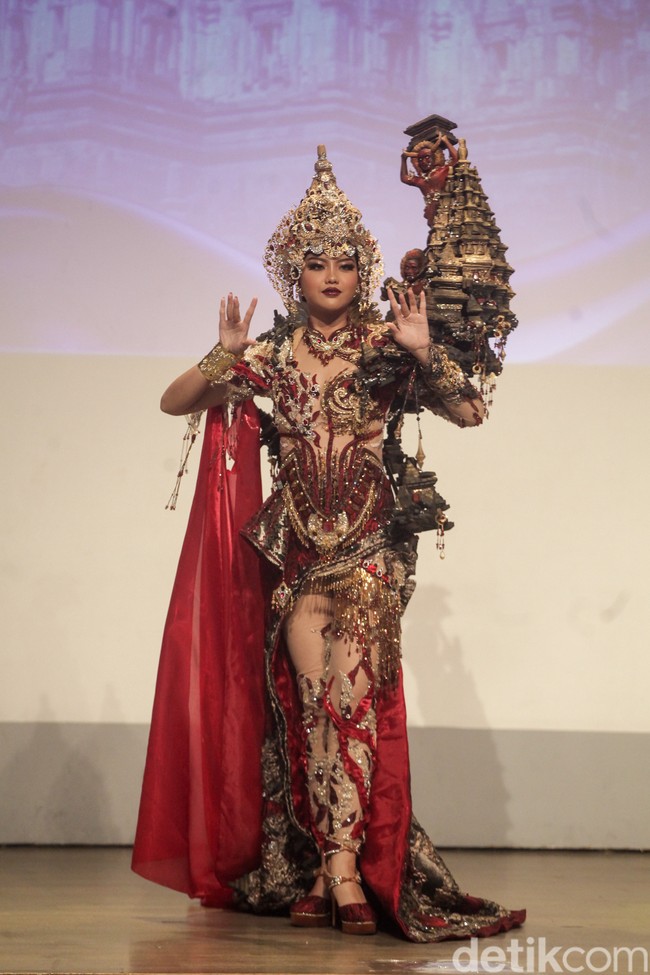 Firsta akan memanfaatkan panggung Miss Supranational untuk memperkenalkan hasil karya desainer dan pengrajin lokal yang mencerminkan keragaman budaya Indonesia, melalui kostum nasional. Wanita 24 tahun ini akan mengenakan kostum nasional bertajuk Roro Jonggrang, Seribu Candi, hasil karya Deni Arthara. Foto: Andhika Prasetia.