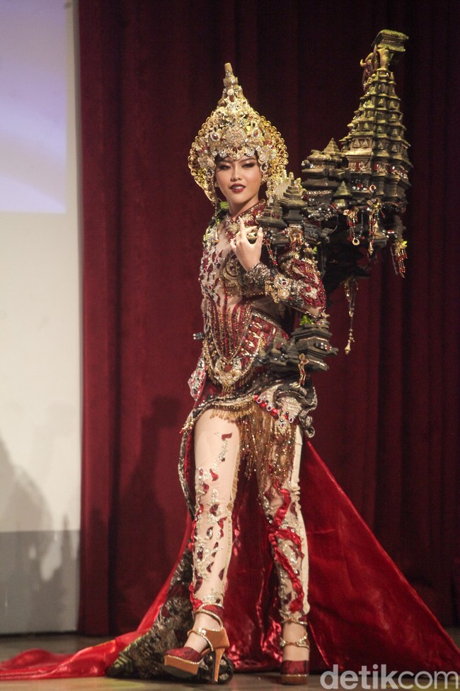 Kostum ini terinspirasi dari sosok wanita legendaris dalam cerita rakyat Jawa yang menjadi simbol kekuatan, kecerdasan, dan keberanian perempuan dalam menghadapi tekanan dan ketidakadilan. Roro Jonggrang menjadi lambang feminisme lokal Indonesia yang selama ini sering luput dari narasi besar. Kostum ini sarat akan filosofi tentang perlawanan wanita terhadap dominasi patriarki. Foto: Andhika Prasetia.