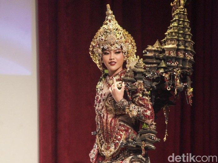 Puteri Indonesia 2025 Firsta Yufi Amartha Putri memakai kostum nasional bertema Roro Jongrang.