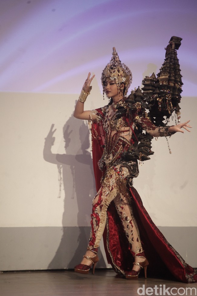 Desainer asal Banyuwangi, Jawa Timur, Deni Arthara, mengatakan kostum nasional dikerjakan dalam waktu relatif singkat. Kita produksi kostum cuma 10 hari, kejar-kejaran benar-benar Roro Jonggrang. Kami pilih Roro Jonggrang karena melihat sosok Firsta yang tangguh dan menggambarkan Roro Jonggrang itu sendiri, kata Deni saat ditemui Wolipop, usai konferensi pers di The Ice Palace, Jakarta Selatan, Rabu (28/5/2025). Foto: Andhika Prasetia.