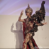 Desainer asal Banyuwangi, Jawa Timur, Deni Arthara, mengatakan kostum nasional dikerjakan dalam waktu relatif singkat. Kita produksi kostum cuma 10 hari, kejar-kejaran benar-benar Roro Jonggrang. Kami pilih Roro Jonggrang karena melihat sosok Firsta yang tangguh dan menggambarkan Roro Jonggrang itu sendiri, kata Deni saat ditemui Wolipop, usai konferensi pers di The Ice Palace, Jakarta Selatan, Rabu (28/5/2025). Foto: Andhika Prasetia.