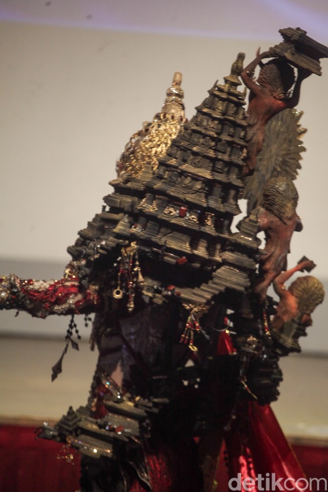 Berat kostum nasional untuk ke Miss Supranational 2025 mencapai 15-20 kg. Desain sudah disesuaikan agar memungkinkan untuk dibawa terbang ke Polandia. Lumayan berat kostumnya, Pak Mega beri pesan karena bajunya nanti akan dibawa ke Polandia kami buat sekitar 15-20 kg. Biasanya kostum bisa 40-50 kg, katanya. Foto: Andhika Prasetia.