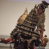 Berat kostum nasional untuk ke Miss Supranational 2025 mencapai 15-20 kg. Desain sudah disesuaikan agar memungkinkan untuk dibawa terbang ke Polandia. Lumayan berat kostumnya, Pak Mega beri pesan karena bajunya nanti akan dibawa ke Polandia kami buat sekitar 15-20 kg. Biasanya kostum bisa 40-50 kg, katanya. Foto: Andhika Prasetia.