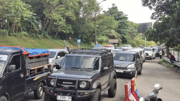 Foto: Antrian kendaraan di ruas Tol Jagorawi menuju Puncak, Bogor saat long weekend libur Kenaikan Isa Al Masih (Solihin/detikcom)