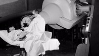 Mesin X-ray berkekuatan 2.000.000 volt yang digunakan untuk mengobati kanker di Rumah Sakit Francis Delafield di New York City. (Foto: Rare Historical)  