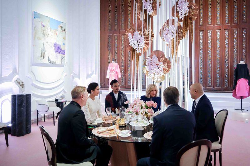 Gaya Brigitte Macron ke Museum Nasional Gaya Brigitte Macron ke Museum Nasional