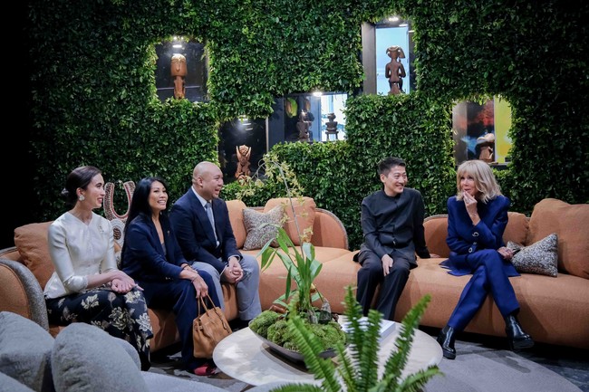 High heels hitam klasik melengkapi tampilannya tanpa mencuri perhatian dari busana utama. Gaya Brigitte Macron ini bisa dibilang mencerminkan perpaduan antara estetika couture Prancis dan pendekatan kontemporer terhadap busana diplomatik. Foto: Dok. Kemenpar RI