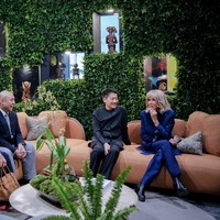 High heels hitam klasik melengkapi tampilannya tanpa mencuri perhatian dari busana utama. Gaya Brigitte Macron ini bisa dibilang mencerminkan perpaduan antara estetika couture Prancis dan pendekatan kontemporer terhadap busana diplomatik. Foto: Dok. Kemenpar RI