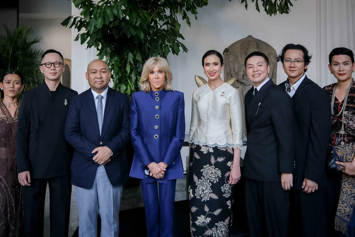 Gaya Brigitte Macron ke Museum Nasional