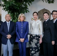 Dirancang dalam siluet tailored yang tegas, setelan terdiri dari blazer berpotongan panjang dengan garis bahu yang terstruktur. Detail kancing berbentuk liontin berkilau, menciptakan impresi regal sekaligus modern. Foto: Dok. Kemenpar RI