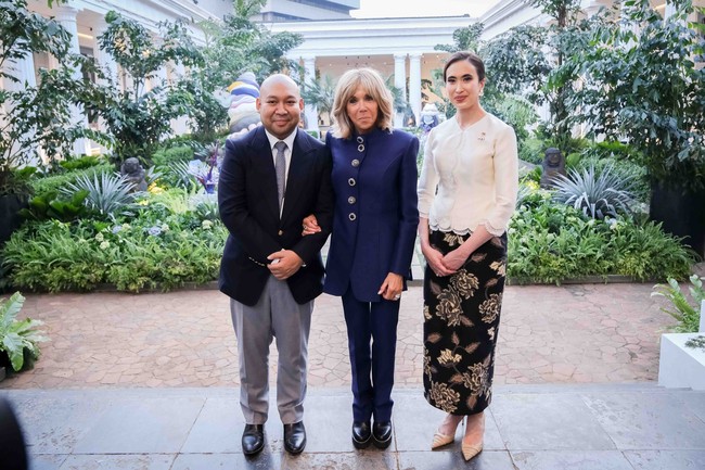 Kebaya modern dengan potongan ramping, dress batik dalam palet warna cerah, hingga tenun kontemporer menjadi pilihan utamanya.  (Foto: Dok. Kemenpar RI)