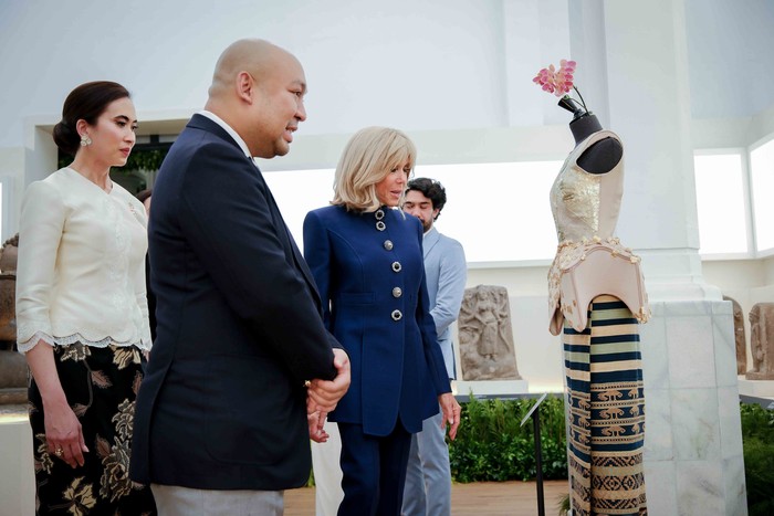 Gaya Brigitte Macron ke Museum Nasional Pameran LβArt Botanique du Paradis yang digelar Didit Hediprasetyo di Museum Nasional untuk menyambut Ibu Negara Prancis Brigitte Macron.