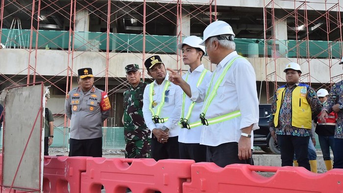 Wapres Gibran kunjungi IKN, pastikan infrastruktur siap tepat waktu.Kunjungan tegaskan komitmen pemerintah bangun IKN sesuai standar.