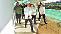 Rombongan Presiden mendarat di Bandara Nusantara di IKN dan mengawali kunjungan dengan peninjauan proyek Jalan Tol Segmen 5B yang mencatat progres pembangunan sebesar 70%. Jalan tol ini memiliki peran penting dalam memastikan konektivitas antarwilayah di kawasan inti dan sekitarnya. Dok. Agus Suparto
