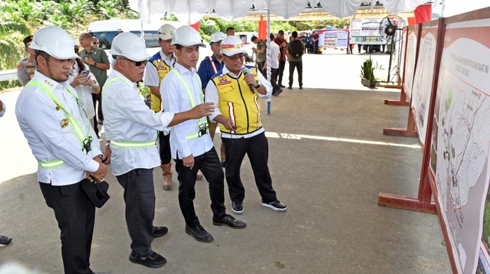 Gaya Gibran Blusukan Cek Proyek Istana Wapres-Tol IKN Wapres Gibran kunjungi IKN, pastikan infrastruktur siap tepat waktu.Kunjungan tegaskan komitmen pemerintah bangun IKN sesuai standar.