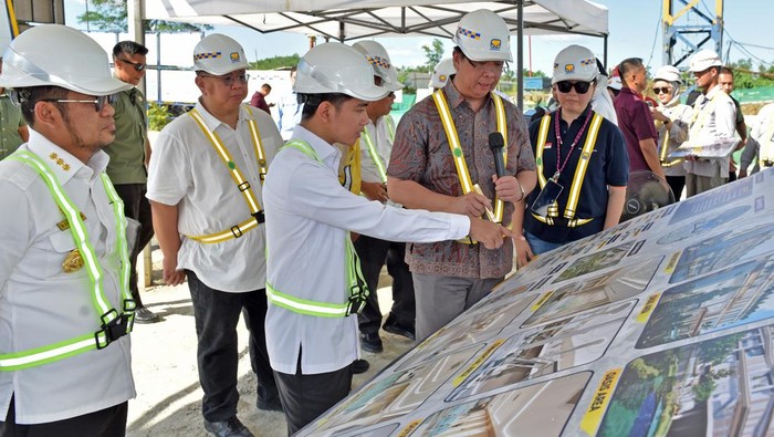 Gaya Gibran Blusukan Cek Proyek Istana Wapres-Tol IKN Wapres Gibran kunjungi IKN, pastikan infrastruktur siap tepat waktu.Kunjungan tegaskan komitmen pemerintah bangun IKN sesuai standar.